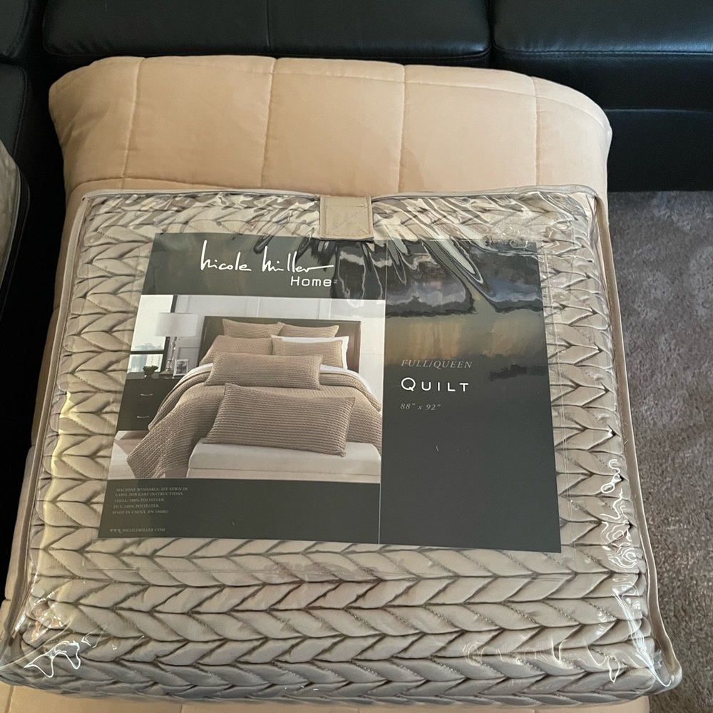 Nicole Miller Full/Queen Quilt blanket (NWT)